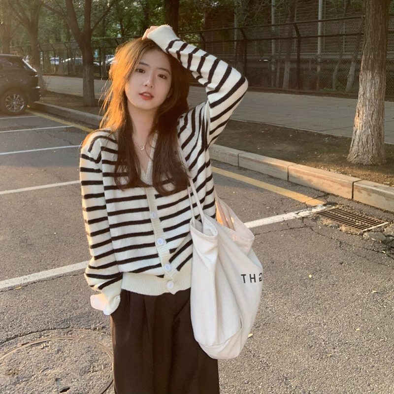 2022 New Early Spring Han Department Lazy Wind Black And White Striped Sweater Knitted Cardigan with a small crowdjacket