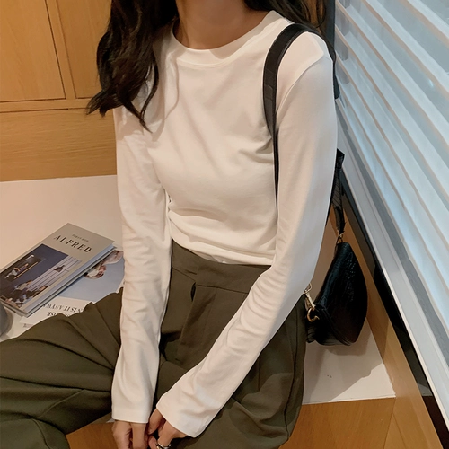 Белый бархатный приятный телу лонгслив, облегающий крой, в западном стиле, по фигуре