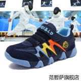 Профессиональная ограждающая обувь детей изучает ограждение спортивные обувь студент -ограждение конкурс ограждения мальчики и девочка. Обувь