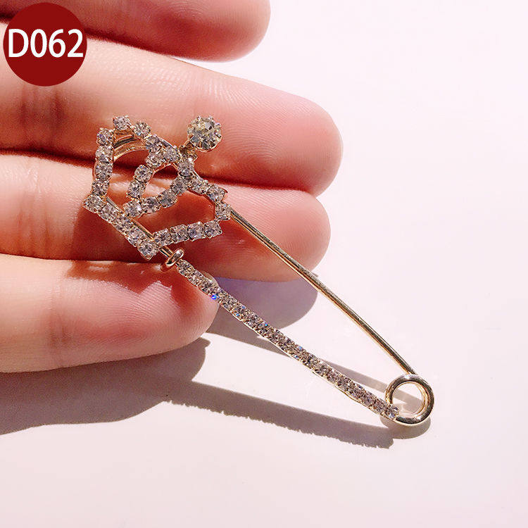 Season's new sweater brooch female Korean accessories small suit coat cardigan corsage pin fixed clothes silk scarf buckle