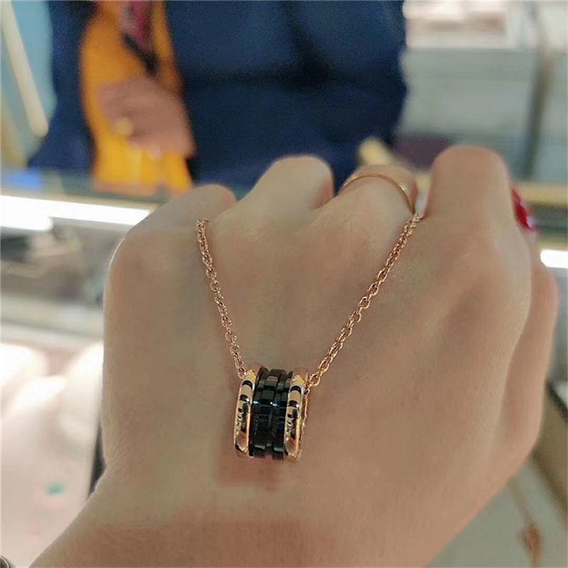 Necklace ins 2021 black and white ceramic spring Necklace rose gold pendant chain of clavicle female niche empresa design feeling