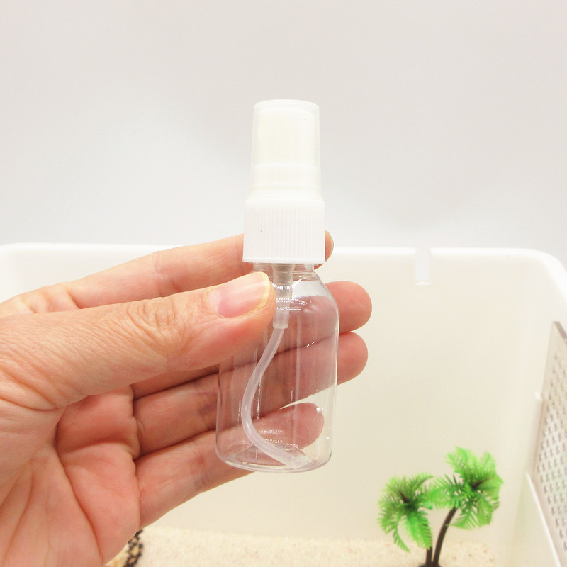 A special spray bottle for water - spray - water - moisturizing artifacts in a crab cylinder