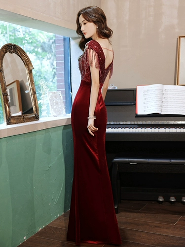 Красное элитное вечернее платье, изысканный стиль, крой «рыбий хвост», облегающий крой