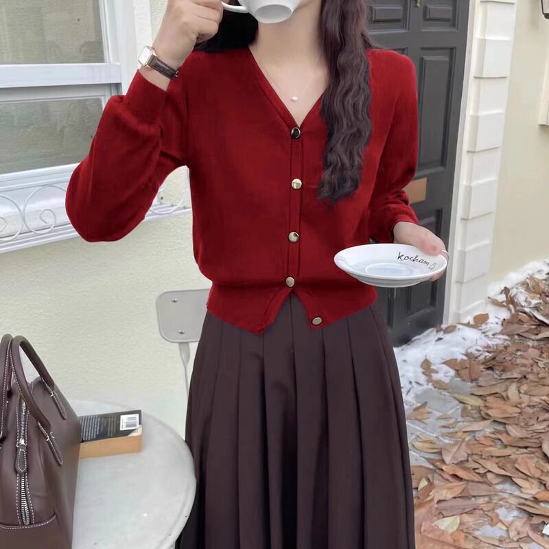 French Red Knitted Cardigan Jacket for Women in Autumn and Winter, High-End V-Neck French Short Sweater as a Base Layer