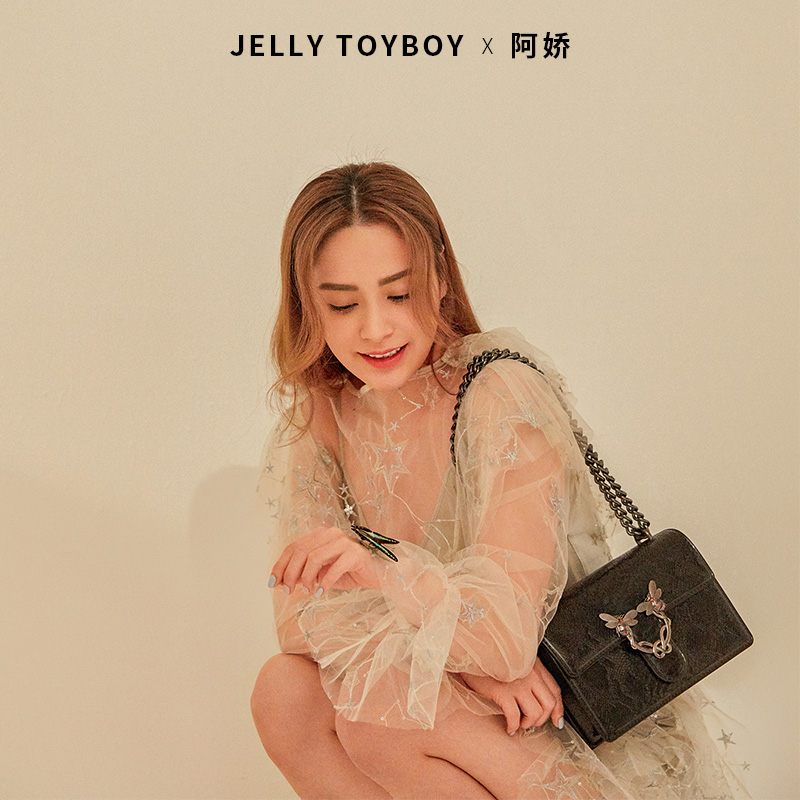 阿娇代言 香港潮牌 Jellytoyboy 蜜蜂扣信封包 单肩包 多重优惠折后￥169包邮 3色可选