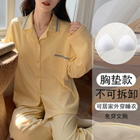 82313 Женщины с грудными подушками