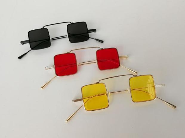 2018 mới vuông kim loại viền đỏ vàng đen mảnh nam nữ phong cách kính râm cá tính đặc biệt kính râm nam