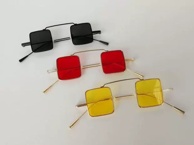 2018 mới vuông kim loại viền đỏ vàng đen mảnh nam nữ phong cách kính râm cá tính đặc biệt
