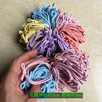 Около 100 нейлоновых резинок для волос ярких цветов.