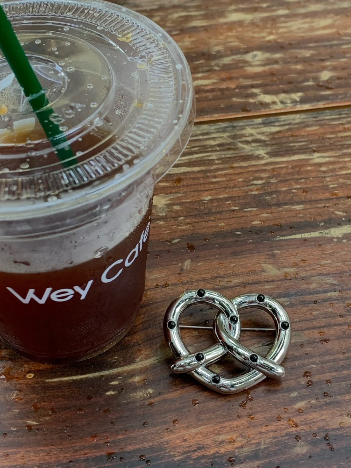 ins small crowddesign base water bag bread brooch pastry accessories copper gilded and inlaid drilling sweaters with betrow men and women-Taobao