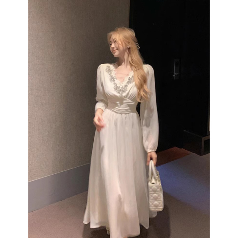 A Light Luxury, High-End, Heavily Embellished, Diamond-Encrusted, V-Neck, White Chiffon Dress That Can Be Worn Casually as a Wedding Registration or Engagement Dress