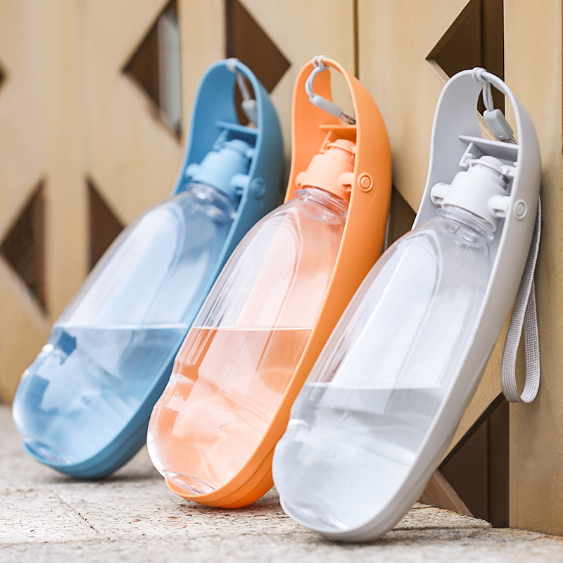 Dogs drink water out of water Drinking Water Bottle Outdoor Drinking Water Bottle Feeder Dog Pets Walking Dogs Portable Kittens Kettle Supplies