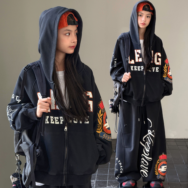 Auntie Leng's Heavy-Duty Sports Suit for Older Children, Suitable for Street Dance Performances, Catwalk Shows, School Uniforms, and Parent-Child Matching Auntie Leng's Heavy-Duty Sports Suit for Older Children, Suitable for Street Dance Performances, Catwalk Shows, School Uniforms, and Parent-Child Matching