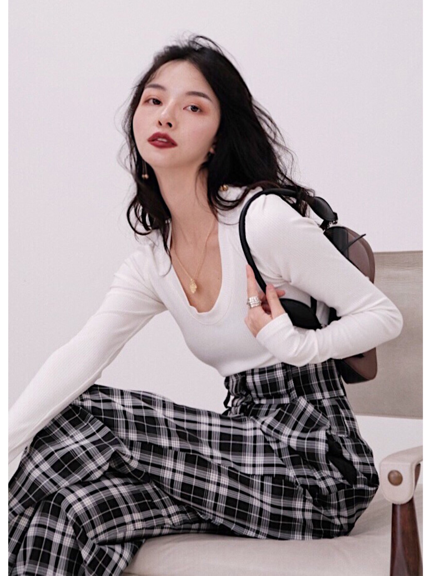 ROEY WANG Long sleeves T-shirt women ins superfire 2020 new spring and autumn large U collar workout blouses 100 hitch undershirt