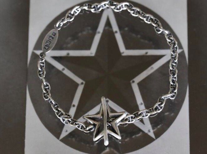 A tree amp japan Open star Bracelet with a five-pointed star