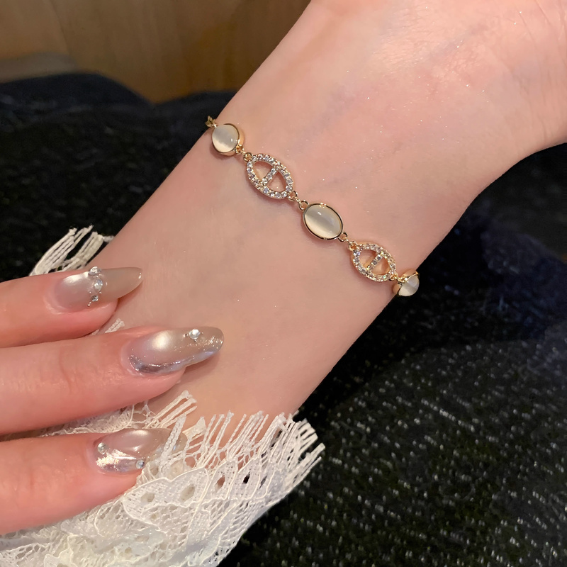 The Meeting of Light and Shadow~Cat's Eye Stone and Pig Nose Bracelet for Women, Light Luxury Niche Design, Exquisite Quality, Elegant Lady's Jewelry The Meeting of Light and Shadow~Cat's Eye Stone and Pig Nose Bracelet for Women, Light Luxury Niche Design, Exquisite Quality, Elegant Lady's Jewelry