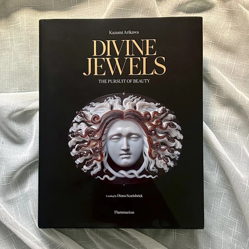 [in Stock] Divine Jewels: Japanese Antique Jewelry Collector Arikawa Kazumi - the Pursuit of Eternal Beauty - Crown Cameo Books