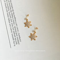 Sugar cube Home American 14k gold snowflake earrings High color retention copper gold plated accessories Temperament simple earrings earrings