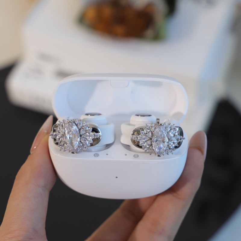 【Majus】In-Stock Dazzling Large Diamond Bose Headphone Ear Clip Earrings for Women, Headphone Decoration Ear Clips, Earrings, Stylish Ear Clips, Ear Studs, 2024 New Model, High-End Light Luxury DIY Niche
