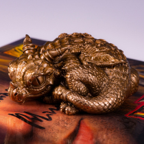 Meat eater Ogrema dragon tabletop with bronze statue hands decorated pieces playing cure