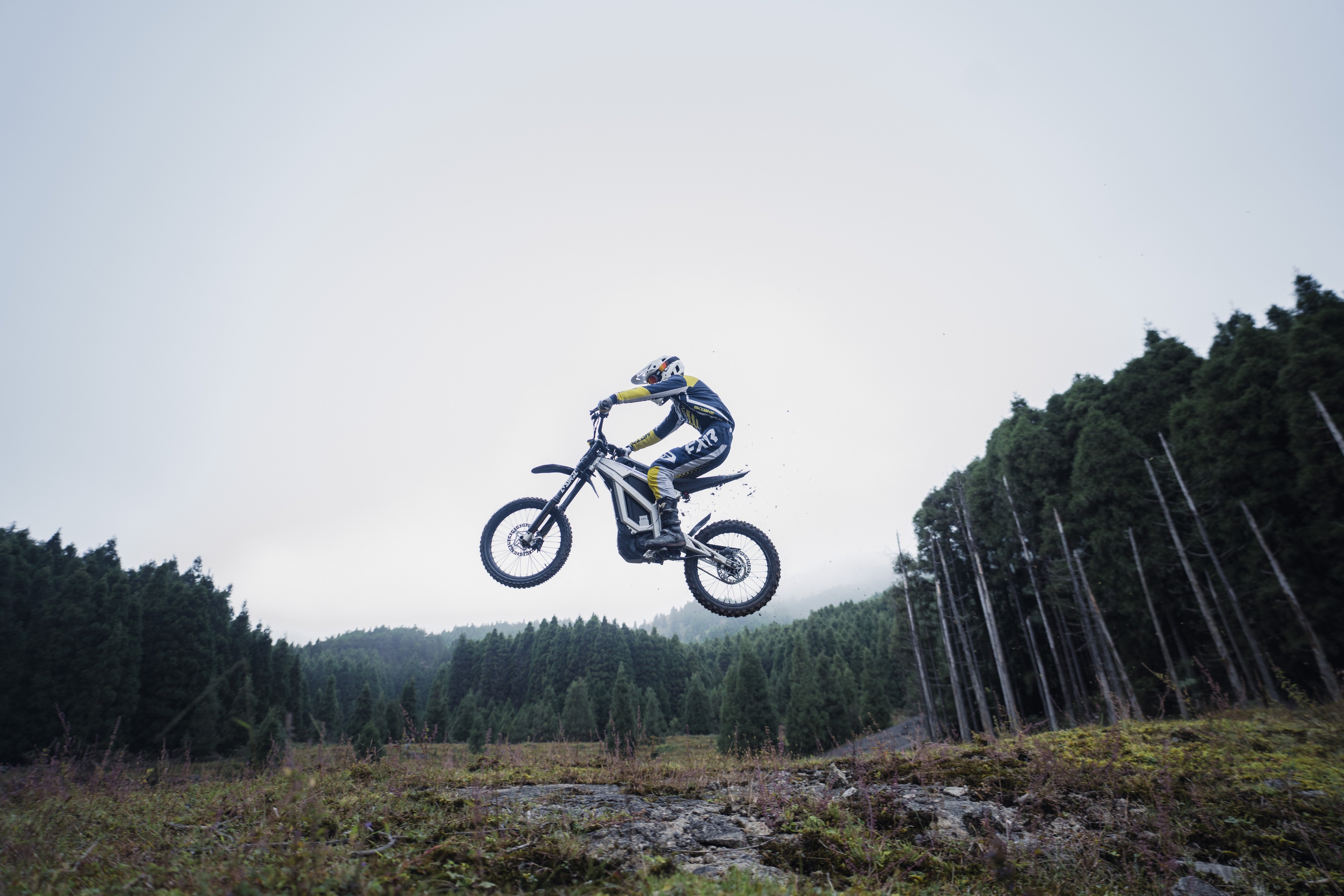 Электрический внедорожный мотоцикл EKXBike M1 серебристый
