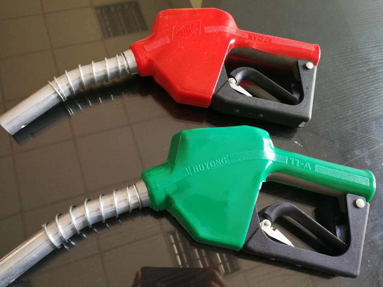 Domestic self-declared refuelling gun refuelling pipe self-closing oil gun 4 6 points 1 inch refueling machine self-stylet filling gun refuelling gun