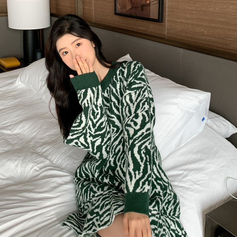 Retro Little Fresh Fish Tail Skirt Loose Korean version of the long version of the long version of the knitwear sweater women's blouse design sensation niche fashion