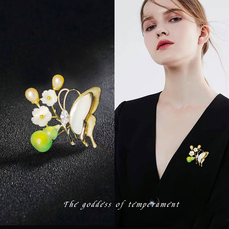 Shell, pearl, and butterfly brooch for women, high-end, elegant, luxurious, and versatile Korean accessory for cheongsams.