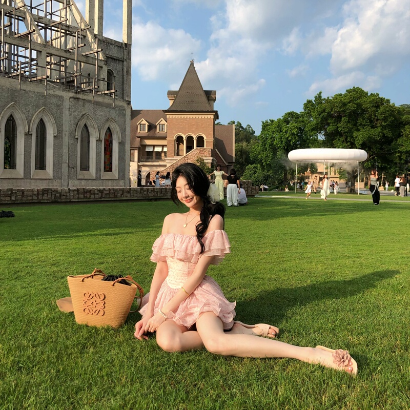 【Erhai Huatutu】Strawberry Hug: Sweet Pink Off-Shoulder Dress 【Erhai Huatutu】Strawberry Hug: Sweet Pink Off-Shoulder Dress