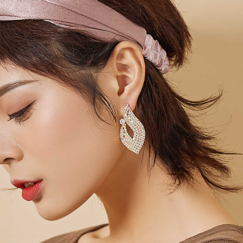 South Korea Hyperbolic Fashion Big Gas Explosion Flash Full Drill Ear Needle Female Silver Needle Elegant Temperament Personality Earrings Light Lavish Trinket