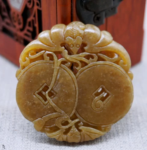 Двусторонная подвеска из нефрита подходит для мужчин и женщин