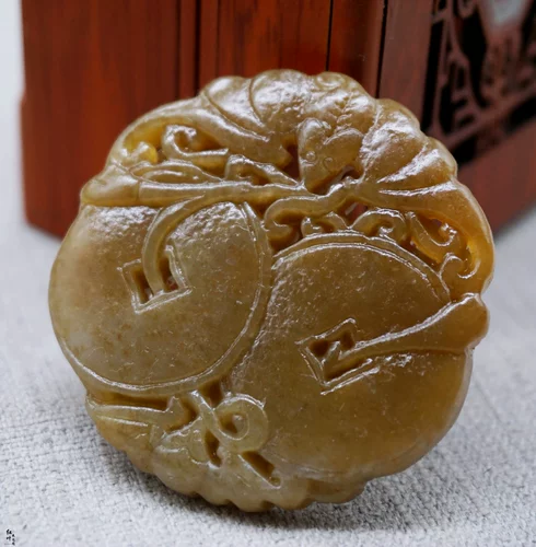 Двусторонная подвеска из нефрита подходит для мужчин и женщин