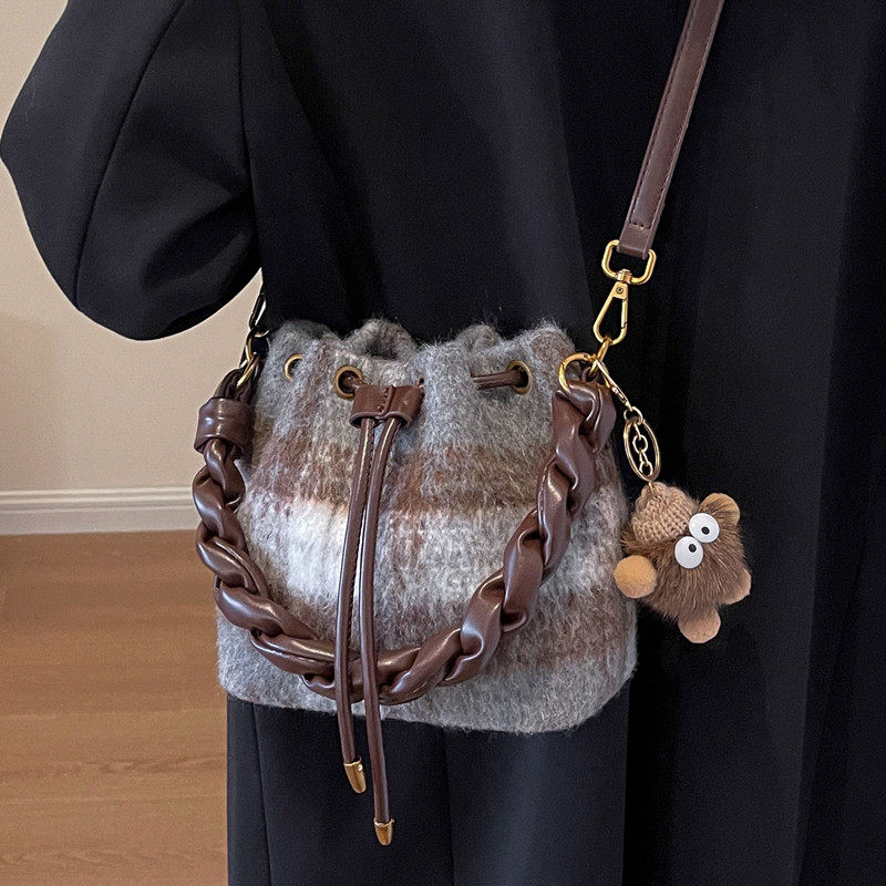 Высококачественная шерстяная клетчатая сумка в стиле ретро, женская осенне-зимняя новая текстура, портативная сумка-ведро, универсальная сумка-мессенджер на одно плечо