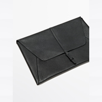 In December, Matador Spain purchased MD men's genuine leather bag 2586320