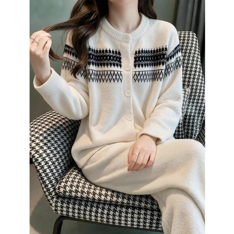 Retro Round-Neck Cardigan Half-Velvet Pajamas for Women, Lazy Style, Warm and Fashionable Home Wear Two-Piece Set That Can Be Worn Outside Retro Round-Neck Cardigan Half-Velvet Pajamas for Women, Lazy Style, Warm and Fashionable Home Wear Two-Piece Set That Can Be Worn Outside