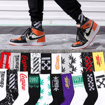  Trend stockings mens and womens middle tube Korean spring and summer ins street Harajuku style hip-hop Maple Leaf student basketball socks