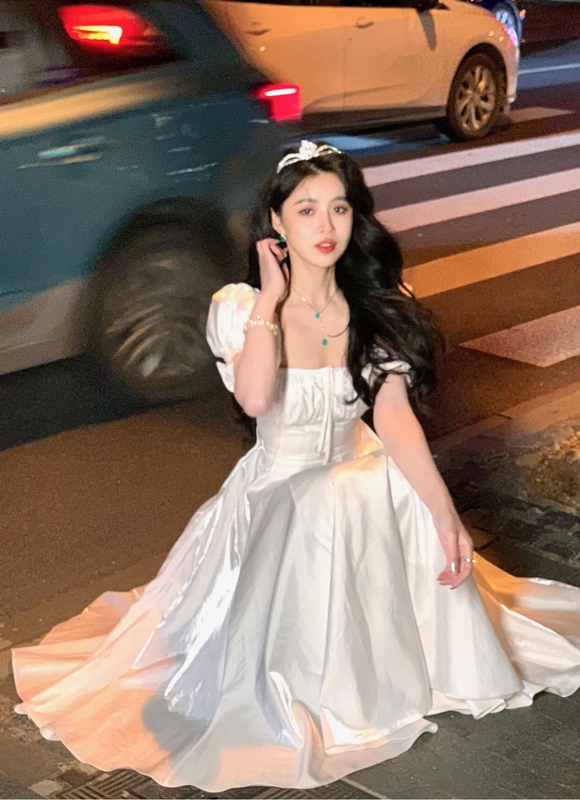 French-Style Hepburn Square-Neck White Dress for Women with Puff Sleeves, High-End and Elegant, Suitable for Engagement and Wedding Ceremonies, with a Large Hem