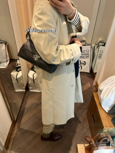 Слои с кожаной сумкой для кожа