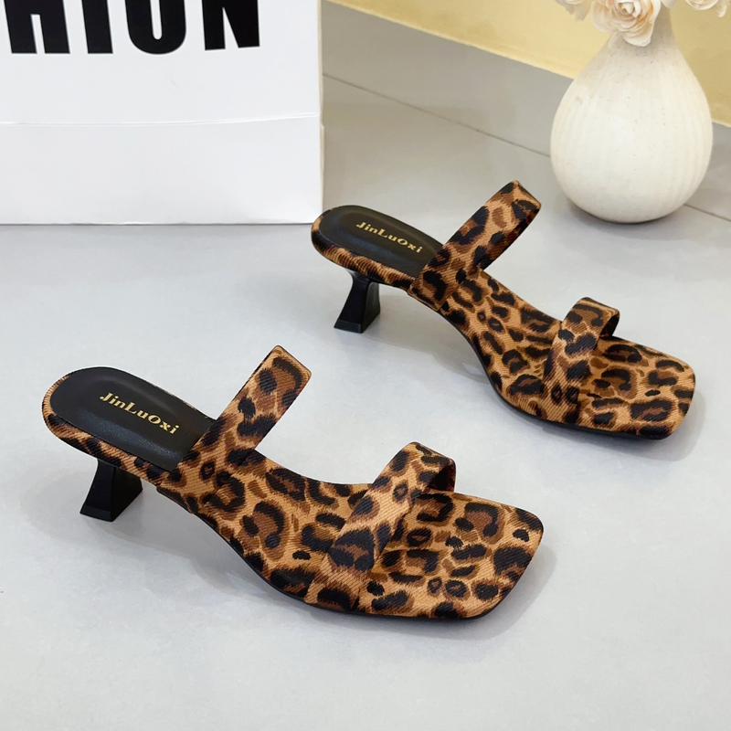 Beautiful and Sexy Leopard Print Chunky Heel Slip-On Sandals for Women, Summer 2026 New Versatile Open-Toe Square Toe Vacation Sandals
