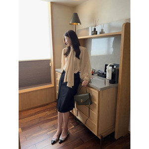 Slightly Sweet Sasa French-Style Lace-Up Shirt for Women, New Autumn Design, Niche Top with Elegant Commuter Style C8258