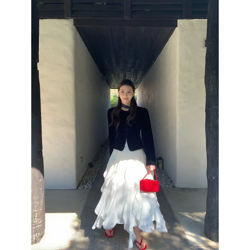 Slightly Sweet Sasa French Resort Style Short Jacket for Women, Early Spring 2026 New Model, Round Neck, Mushroom Button, Elegant Top