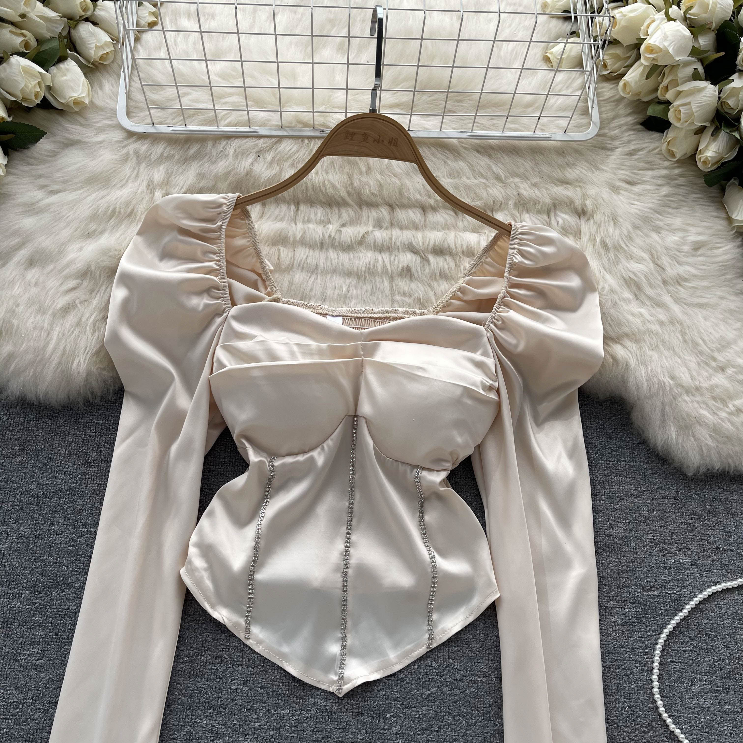 Дизайнерская осенняя рубашка, короткое термобелье, тренд сезона, рукава фонарики, квадратный вырез       