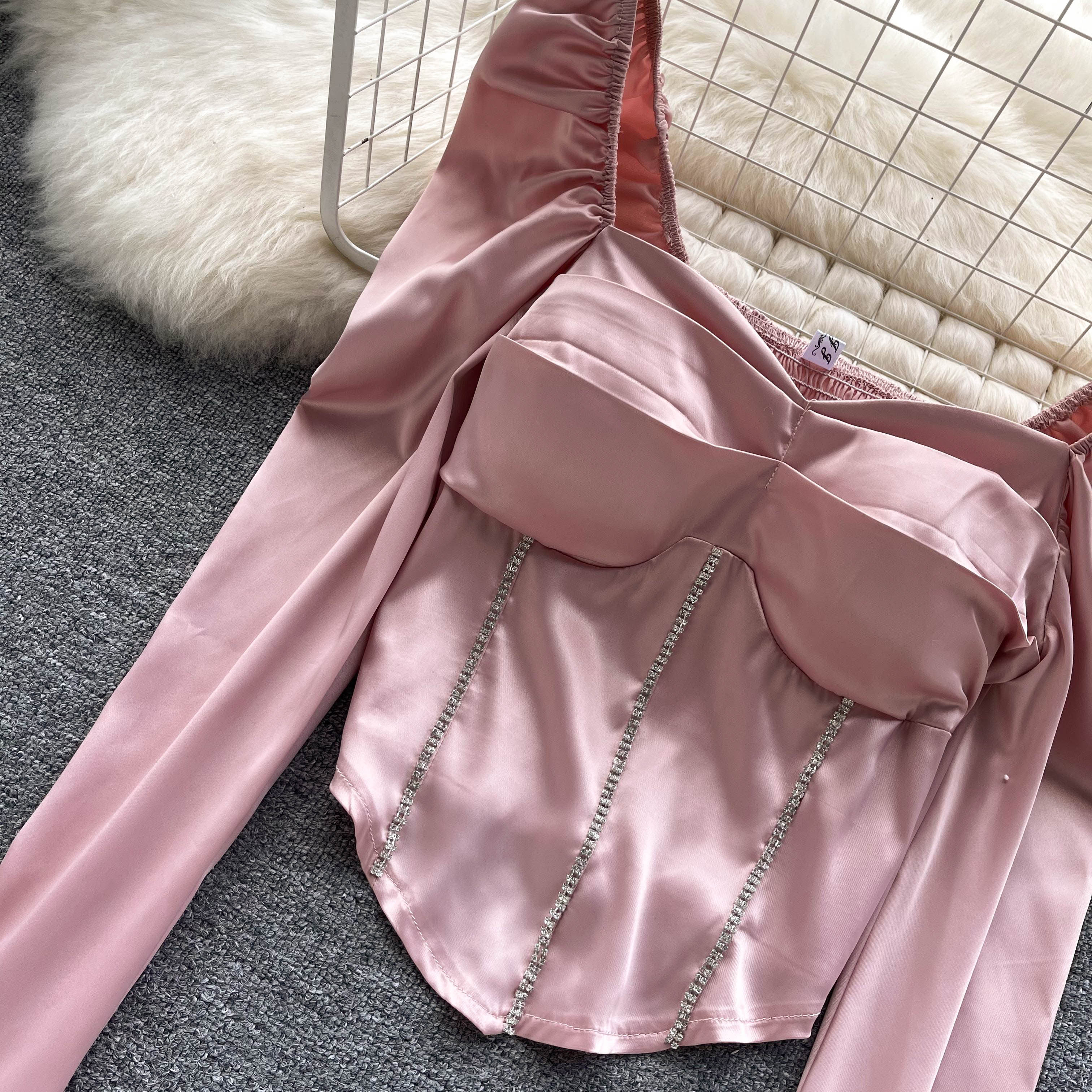 Дизайнерская осенняя рубашка, короткое термобелье, тренд сезона, рукава фонарики, квадратный вырез       