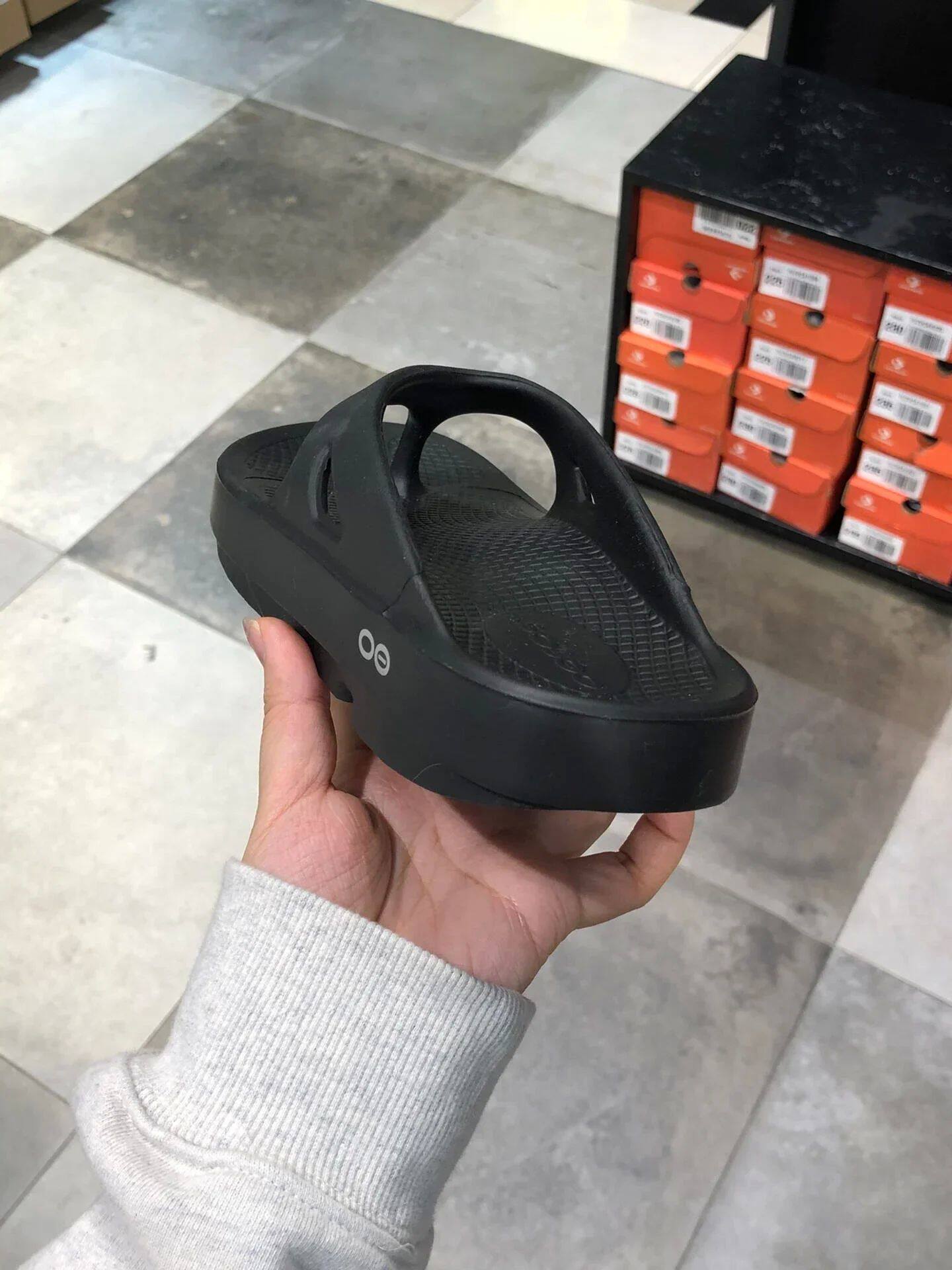 сланцы oofos original sandals - lightweight recovery shoes slippers