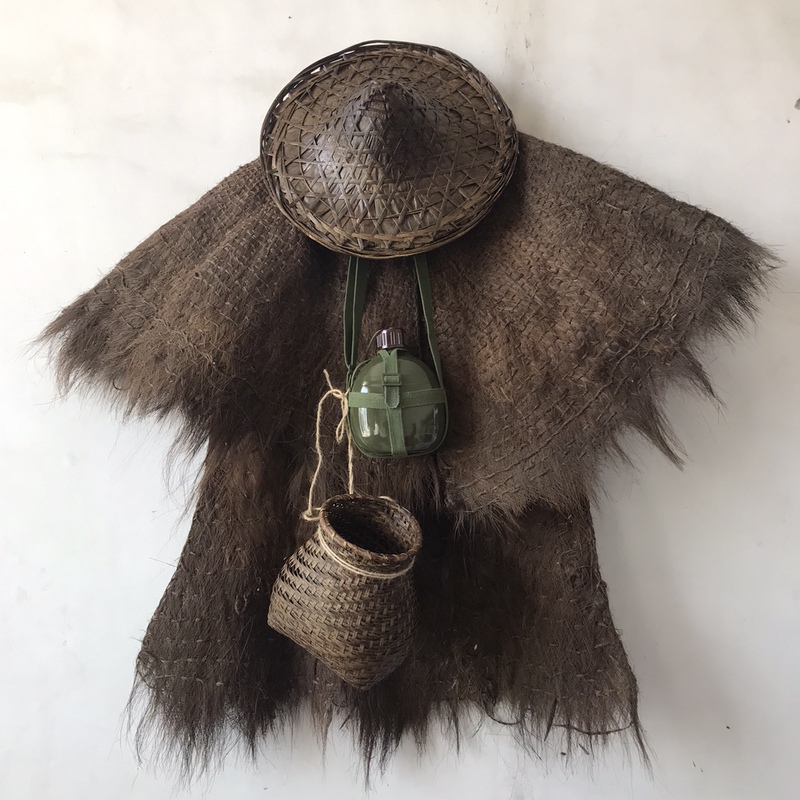 Folk Nostalgic Old Objects: Raincoat, Straw Hat, Fish Basket, Water Kettle, Farmhouse Decoration Ornaments, Old Society Old Goods Collectibles Folk Nostalgic Old Objects: Raincoat, Straw Hat, Fish Basket, Water Kettle, Farmhouse Decoration Ornaments, Old Society Old Goods Collectibles