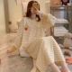 Váy ngủ của phụ nữ mùa xuân, mùa thu và mùa đông cotton tinh khiết dài tay phong cách lưới màu đỏ phim hoạt hình Hàn Quốc lỏng lẻo cộng với kích thước đồ ngủ cotton phục vụ tại nhà - Đêm đầm