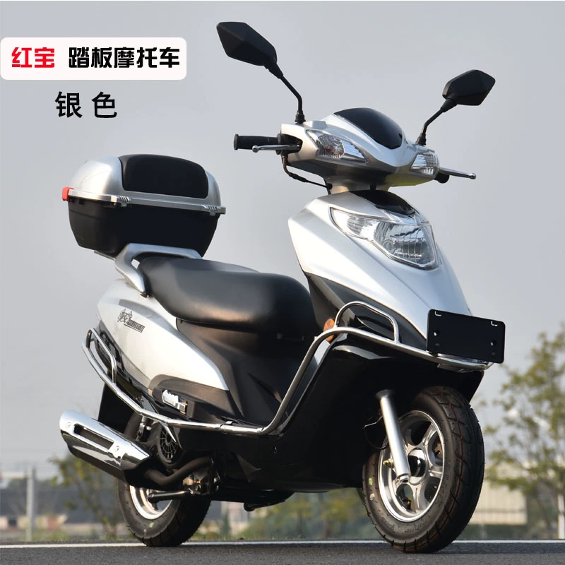 Đàn ông và phụ nữ xe máy Honda 125cc hỗ trợ nhiên liệu xe máy mới có thể được vào thẻ