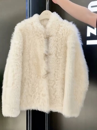 韩系高级感米色牛角扣环保毛毛短外套女2025秋冬新款洋气时尚上衣