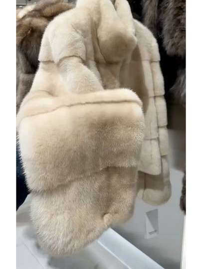 Luxuriöser, mehrlagiger Pelzmantel mit Stehkragen im Damenstil für Damen, 2025 Herbst und Winter, neuer Stil, warmer High-End-Kurzmantel