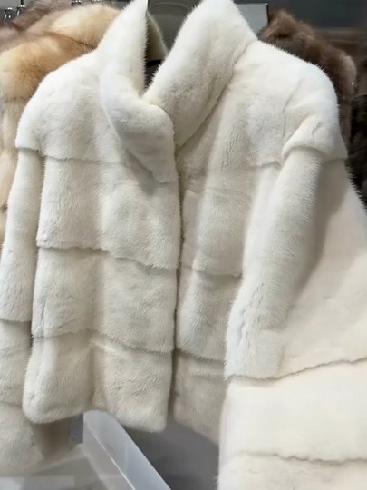 高级立领白色层次设计感毛毛外套女装冬季新款富家千金风保暖上衣